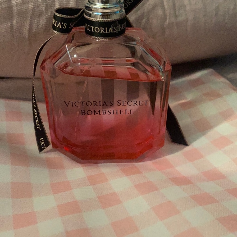 Victoria Secret Bombshell Perfume 💕💕